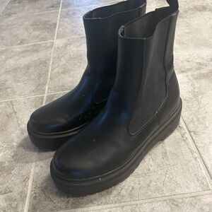 Black Boots with Chunky Sole and Elastic Side Panels